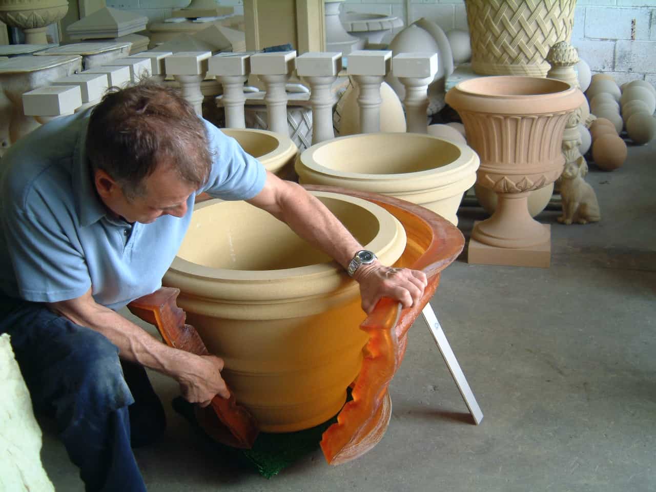 Acanthus curing and moulding a cast stone urn